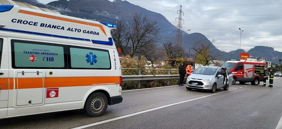 Tamponamento tra due auto, 4 le persone coinvolte fra cui una bambina: ambulanza e vigili del fuoco sul posto